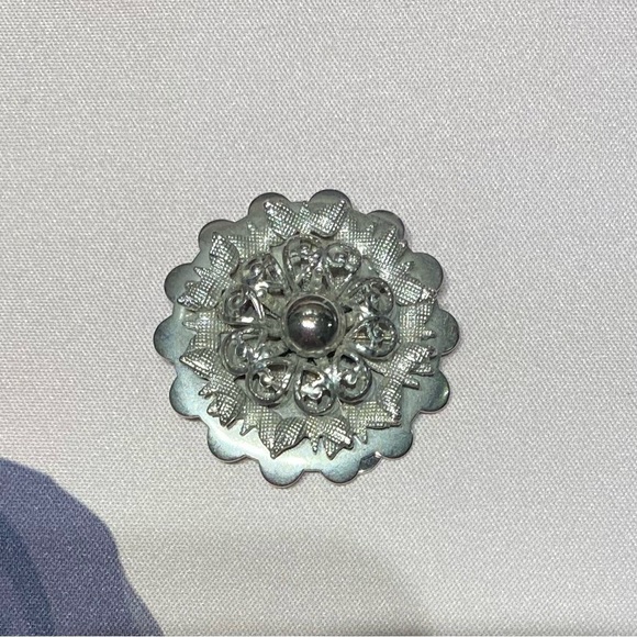 Vintage Flower Silver-Tone Pin Clip - Picture 1 of 3